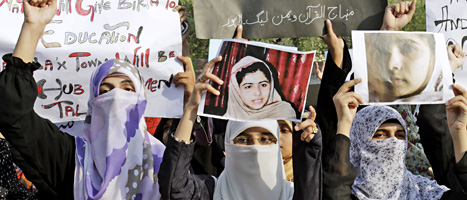 Människor i Pakistan demonstrerar till stöd för den 14-åriga flickan som blev skjuten av talibaner. Foto: K.M Chaundry/Scanpix